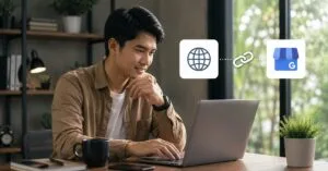 Pria menggunakan laptop dengan ilustrasi tautan antara website dan Google Business Profile untuk bisnis.